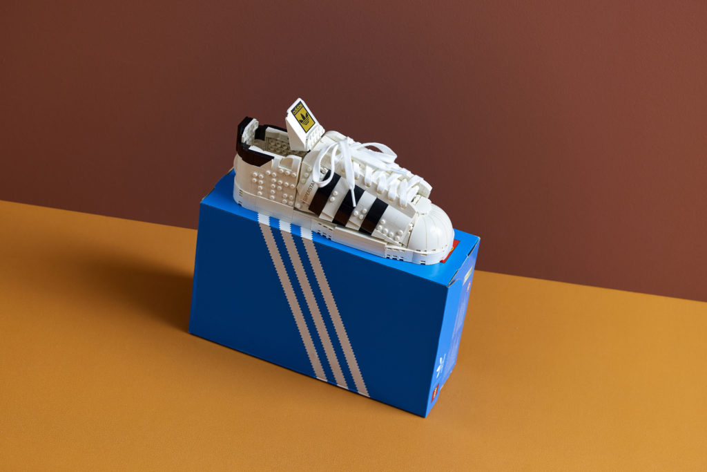 adidas и LEGO выпустили полноразмерные кроссовки-конструктор Superstar