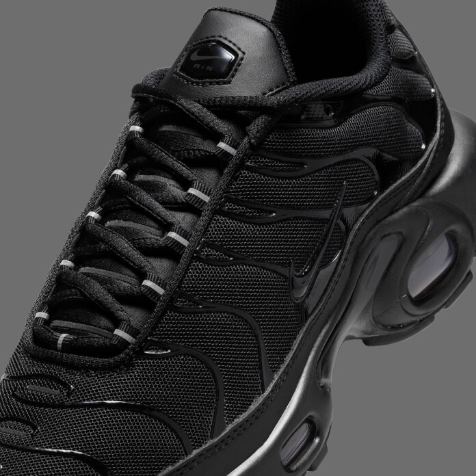 nike air max plus se triple black