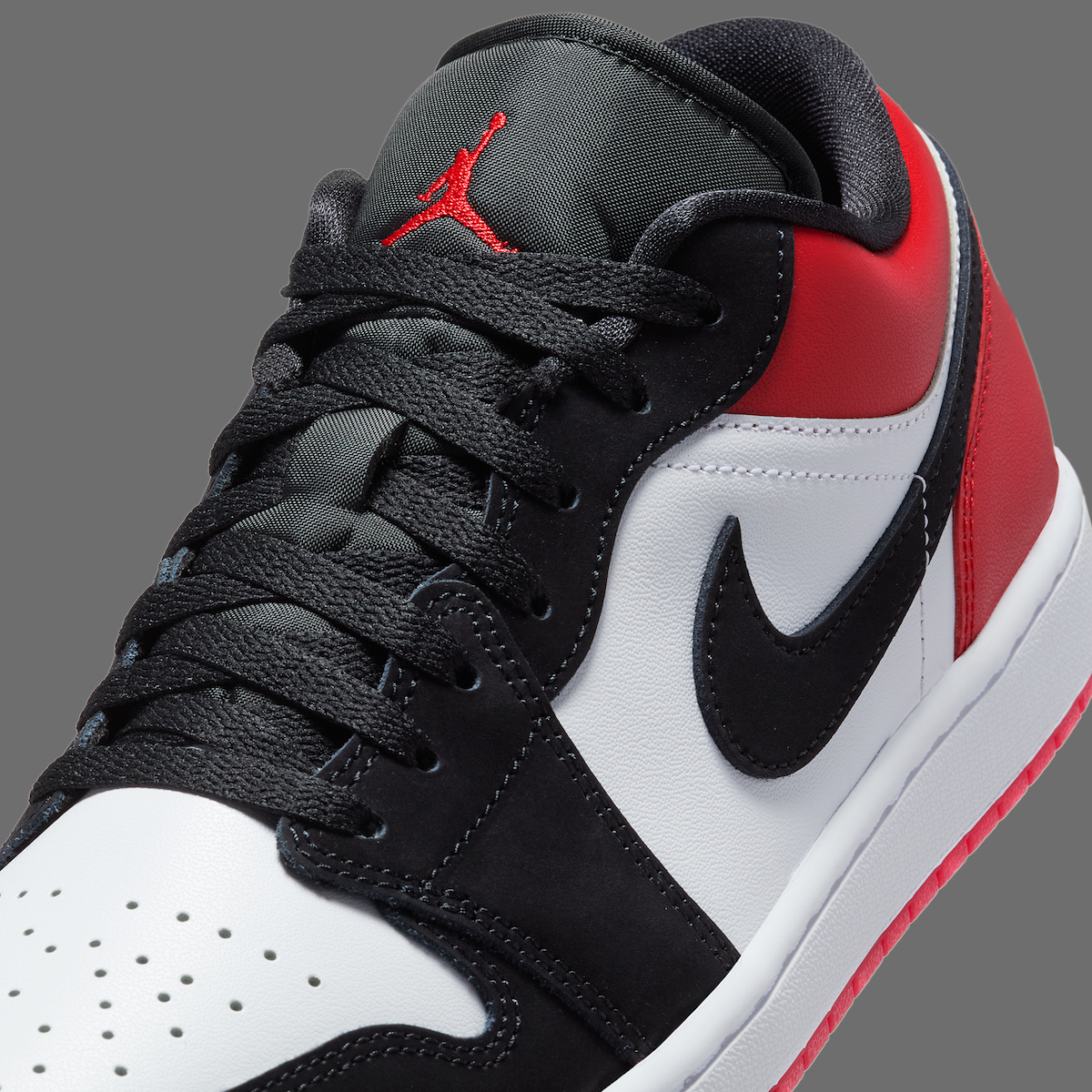 Air Jordan 1 Low вышли в классической расцветке «Black Toe»