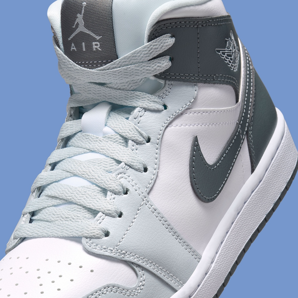 Air Jordan 1 Mid выйдут в минималистичной бело-серой версии