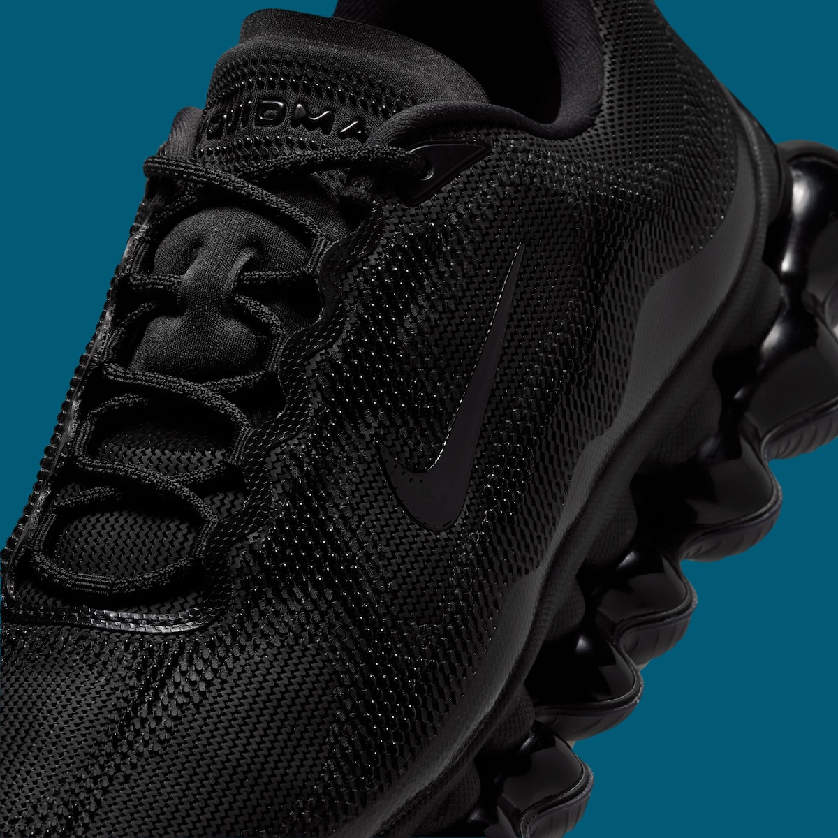 Новые Nike Air Liquid Max выйдут в расцветке «Triple Black» 30 апреля